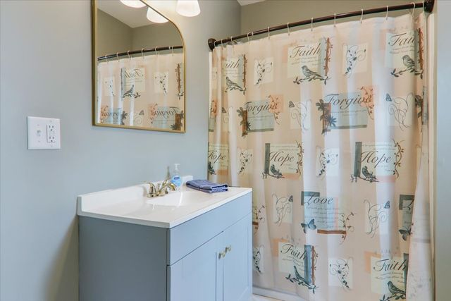 806 W Market Street, Bloomington, IL 61701