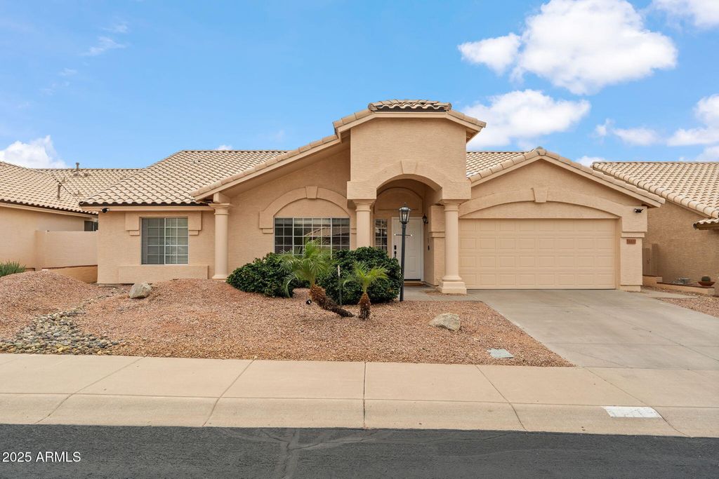 Image 1 of property listing at 11117 E JENAN Drive, Scottsdale, AZ 85259
