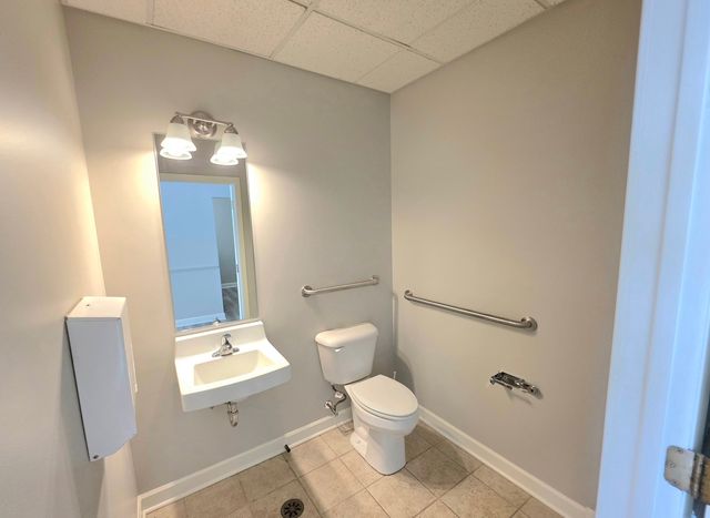2450 Grass Lake Road B, Lindenhurst, IL 60046