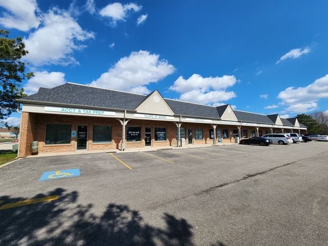 2450 Grass Lake Road B, Lindenhurst, IL 60046