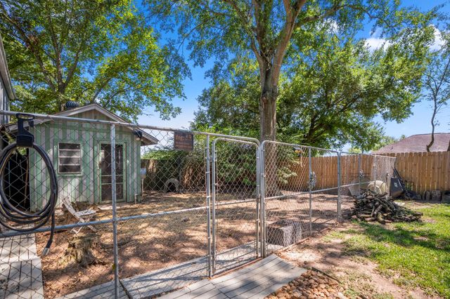 2411 Orange Street, Waller, TX 77484