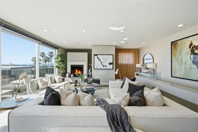 2406 Ocean Drive, Manhattan Beach, CA 90266