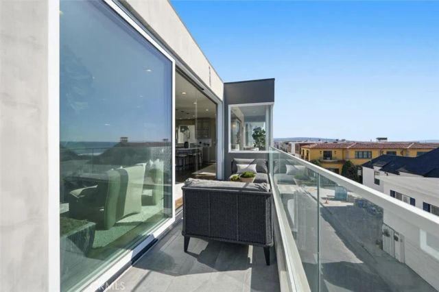 2406 Ocean Drive, Manhattan Beach, CA 90266