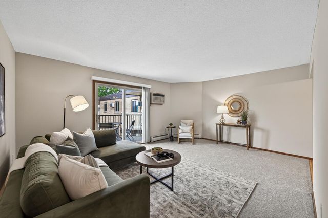 3153 Old Highway 8 304, Roseville, MN 55418