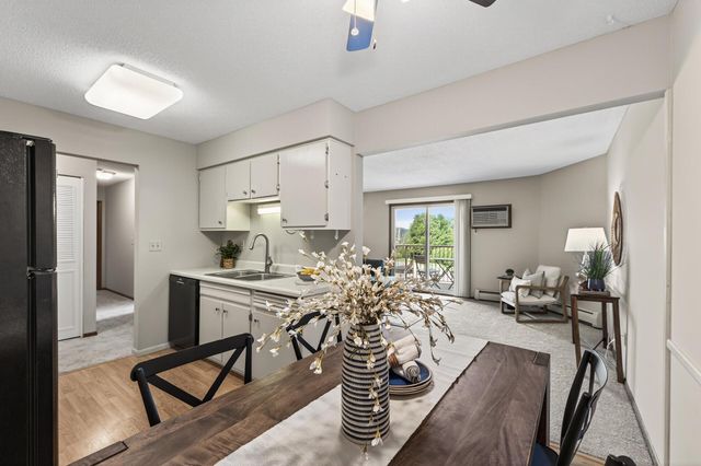 3153 Old Highway 8 304, Roseville, MN 55418