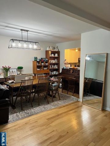 54 Foxwood Square, Old Tappan, NJ 07675