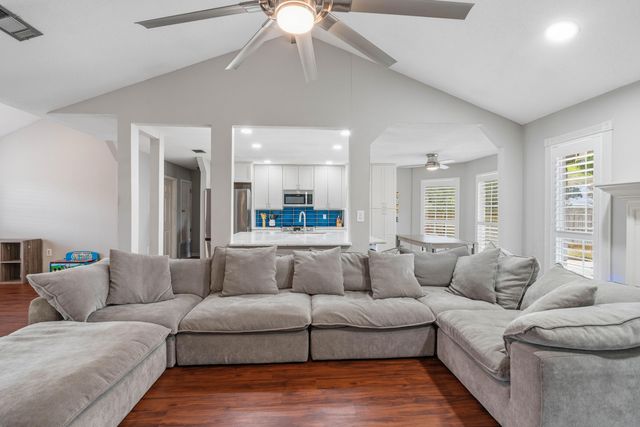 2187 Calle De Castelar, Navarre, FL 32566