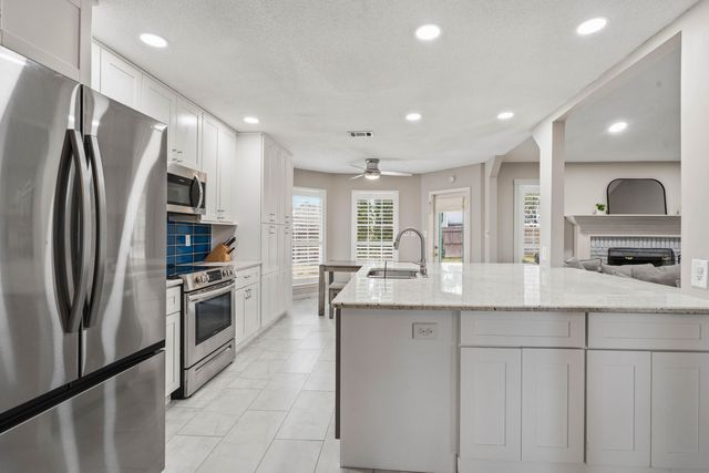 2187 Calle De Castelar, Navarre, FL 32566