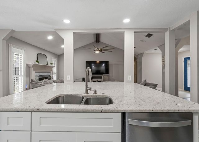 2187 Calle De Castelar, Navarre, FL 32566