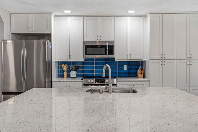 2187 Calle De Castelar, Navarre, FL 32566