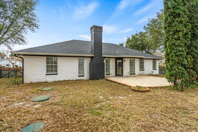 2187 Calle De Castelar, Navarre, FL 32566