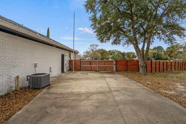 2187 Calle De Castelar, Navarre, FL 32566