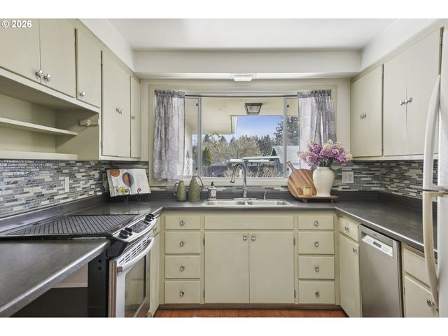 2740 STARK St, Eugene, OR 97404