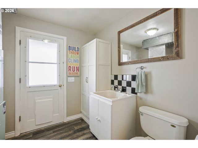 2740 STARK St, Eugene, OR 97404