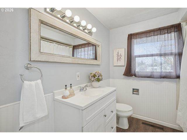 2740 STARK St, Eugene, OR 97404