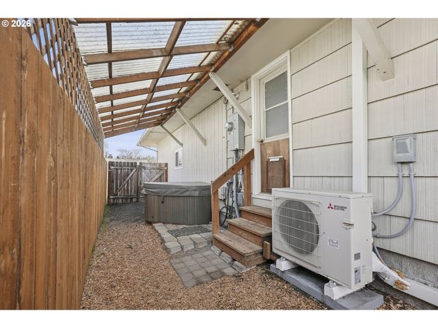 2740 STARK St, Eugene, OR 97404