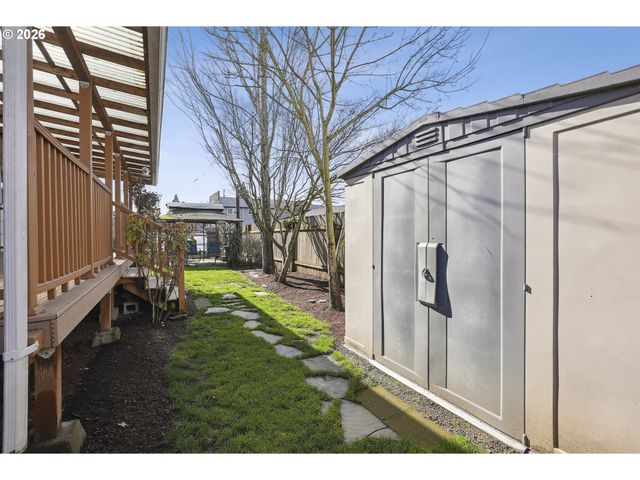 2740 STARK St, Eugene, OR 97404