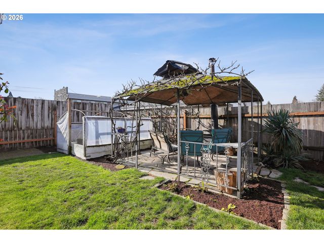 2740 STARK St, Eugene, OR 97404