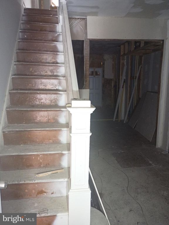 Image 2 of property listing at 504 E LYNN AVE, Baltimore, MD 21223