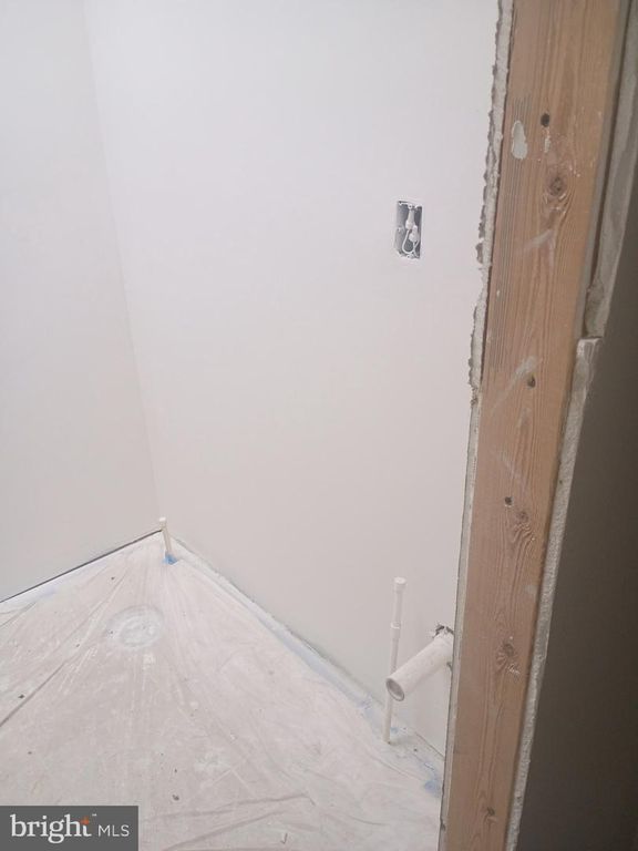 Image 5 of property listing at 504 E LYNN AVE, Baltimore, MD 21223