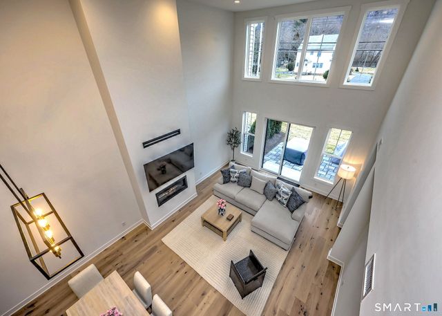 27 Heritage Lane, Woodbridge, CT 06525