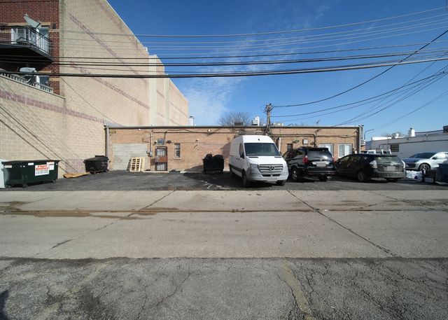 5737 N Lincoln Avenue, Chicago, IL 60659