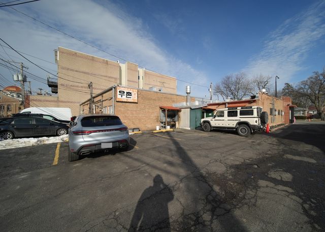 5737 N Lincoln Avenue, Chicago, IL 60659