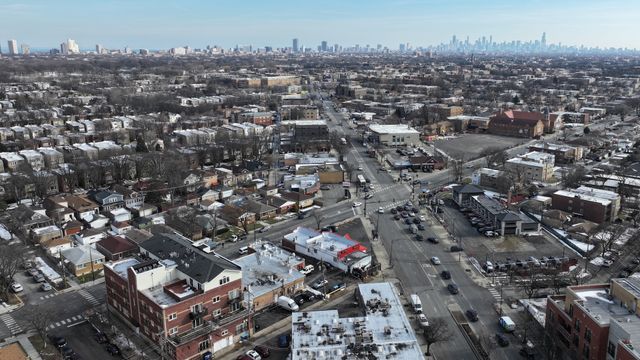 5737 N Lincoln Avenue, Chicago, IL 60659