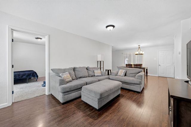 955 Ashwood Drive, Lewisville, TX 75067
