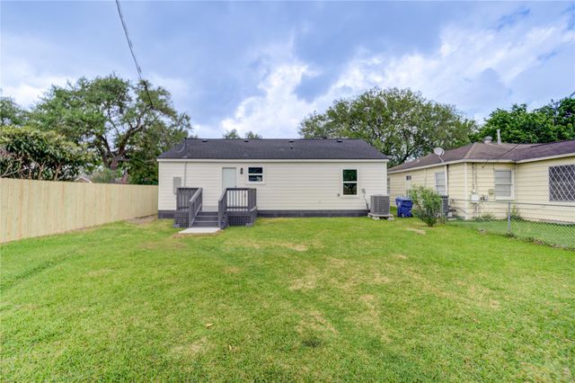 2407 36th Avenue N, Texas City, TX 77590