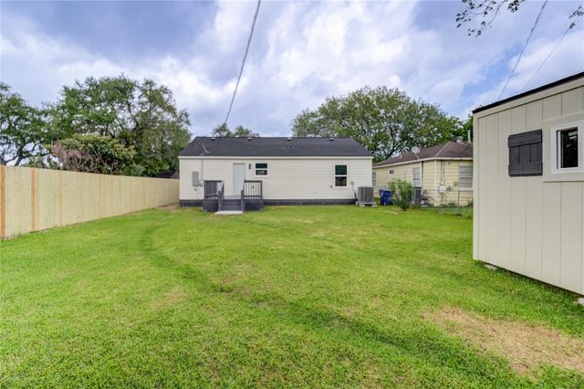 2407 36th Avenue N, Texas City, TX 77590