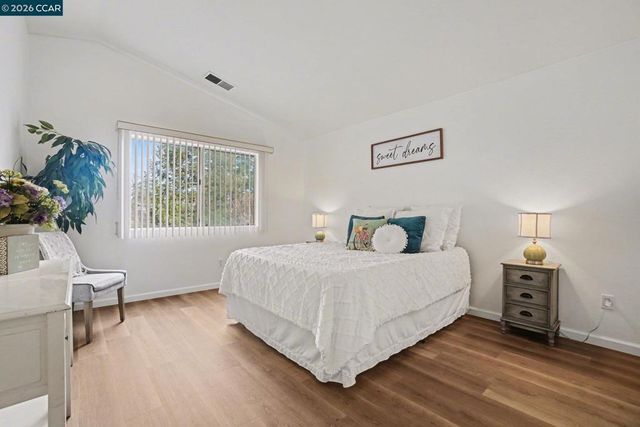 933 933 Country Run Dr, Martinez, CA 94553