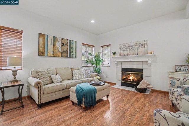 933 933 Country Run Dr, Martinez, CA 94553