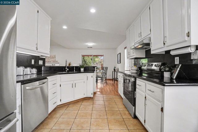 933 933 Country Run Dr, Martinez, CA 94553