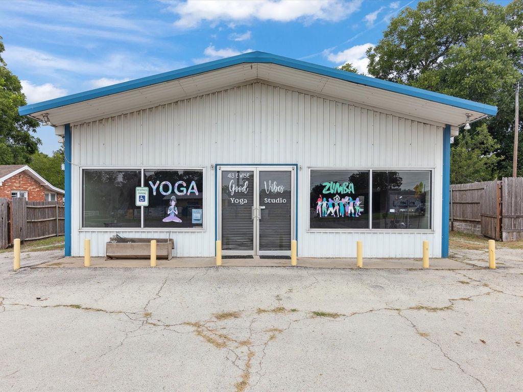 413 E Wise Street, Bowie, TX 76230