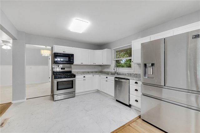 2700 Englewood Terrace, Independence, MO 64052