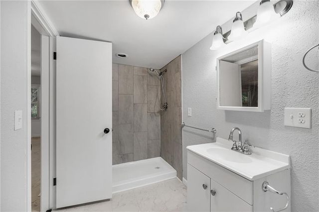 2700 Englewood Terrace, Independence, MO 64052