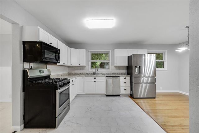 2700 Englewood Terrace, Independence, MO 64052