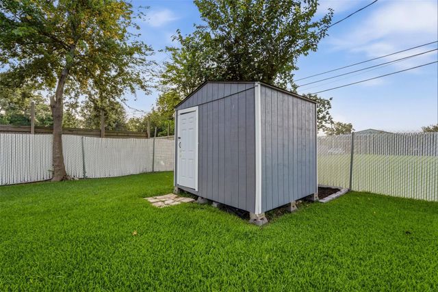406 Gresham Street, Baytown, TX 77520