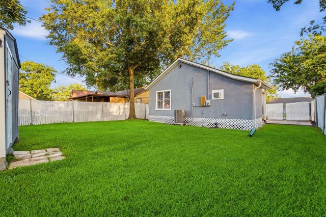 406 Gresham Street, Baytown, TX 77520