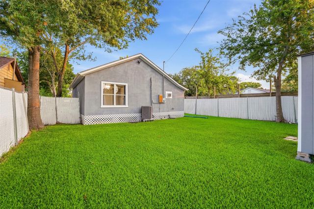 406 Gresham Street, Baytown, TX 77520