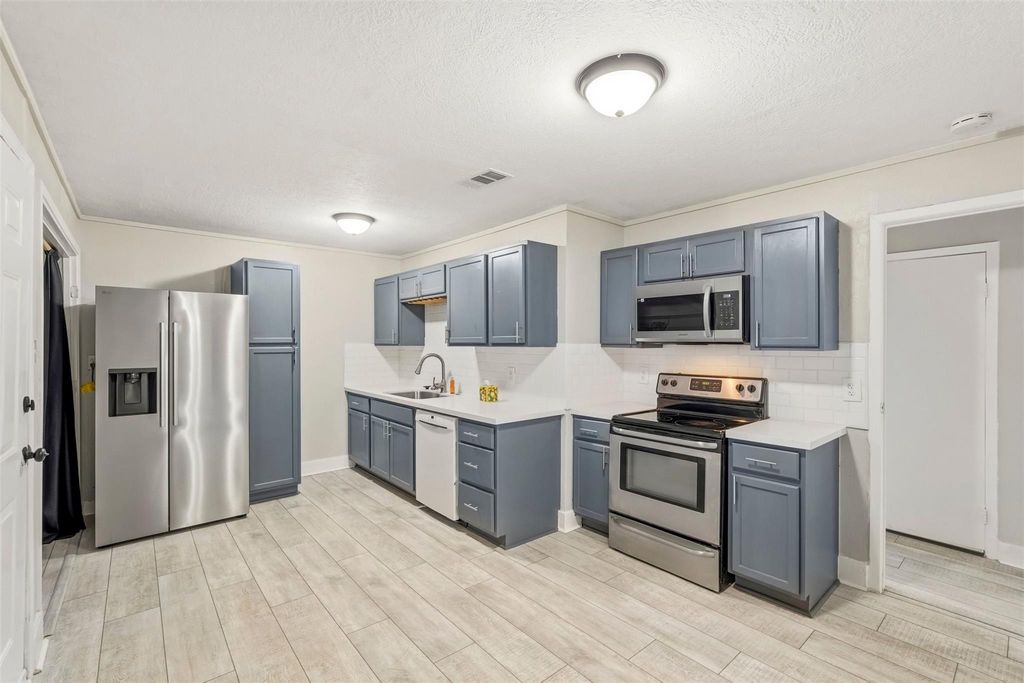 406 Gresham Street, Baytown, TX 77520