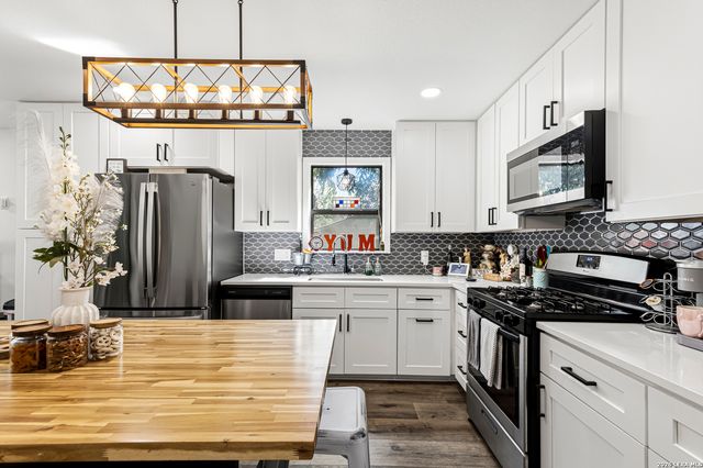 1520 W BRIDGE ST, New Braunfels, TX 78130