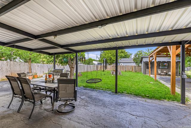 1520 W BRIDGE ST, New Braunfels, TX 78130