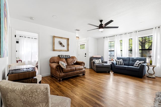 1520 W BRIDGE ST, New Braunfels, TX 78130