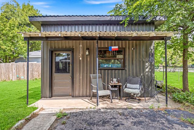 1520 W BRIDGE ST, New Braunfels, TX 78130
