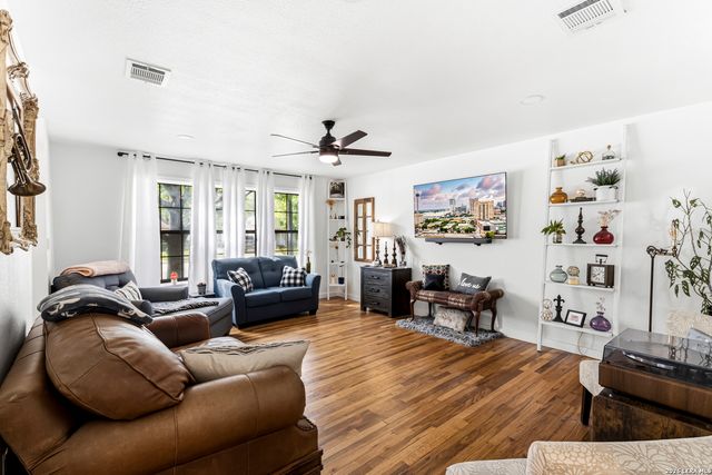 1520 W BRIDGE ST, New Braunfels, TX 78130