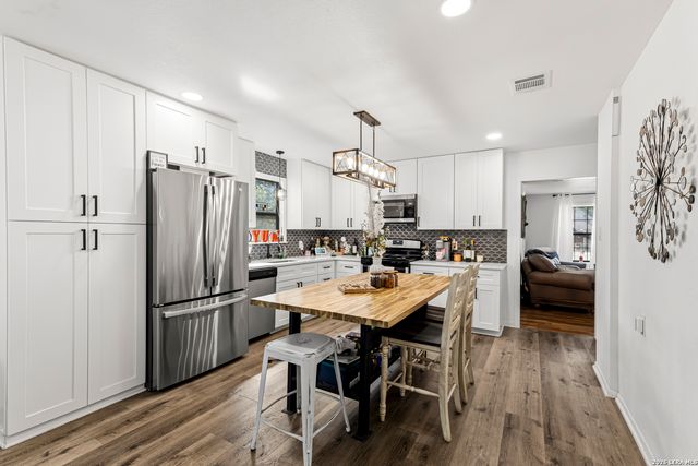 1520 W BRIDGE ST, New Braunfels, TX 78130