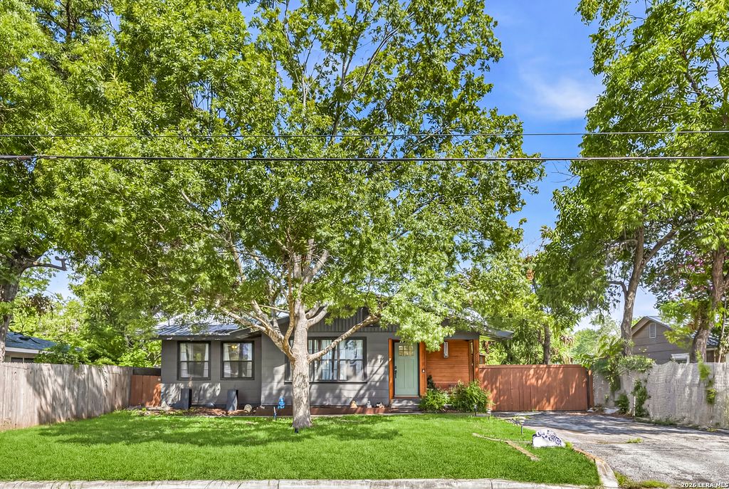 1520 W BRIDGE ST, New Braunfels, TX 78130