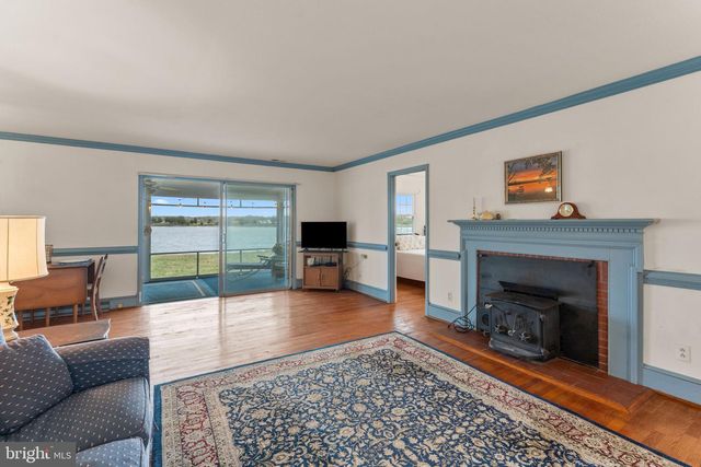 375 HICKORY POINT DR, Montross, VA 22520